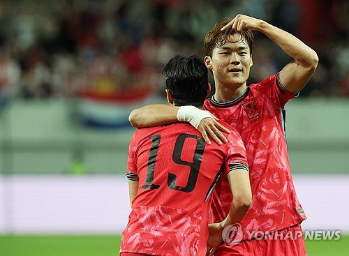 이강인의 킬패스가 만든 오현규의 추가골(서울=연합뉴스) 이동해 기자 = 14일 서울 마포구 서울월드컵경기장에서 열린 한국과 파라과이 축구 대표팀의 친선경기.     오현규가 추가골을 넣은 뒤 도움을 기록한 이강인에 고마움을 표하고 있다. eastsea@yna.co.kr