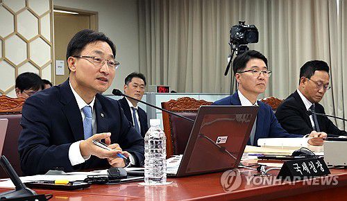 국정감사 답변하는 임광현 국세청장(세종=연합뉴스) 배재만 기자 = 임광현 국세청장이 16일 정부세종청사 국세청에서 열린 국회 기획재정위원회 국정감사에서 의원들의 질의에 답하고 있다. 2025.10.16 scoop@yna.co.kr