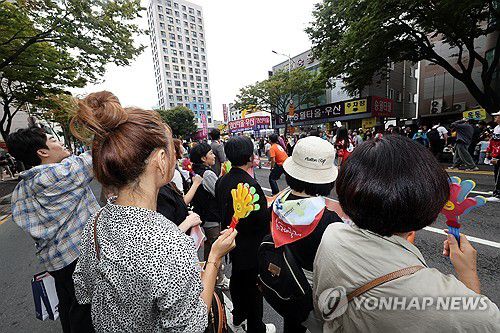울산공업축제 퍼레이드 구경하는 시민들(울산=연합뉴스) 장지현 기자 = 16일 오후 울산시 남구 도로에서 시민들이 '2025 울산공업축제' 거리 퍼레이드를 구경하고 있다. 2025.10.16 jjang23@yna.co.kr