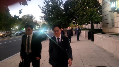 한미협상위해 미 상무부 찾은 김정관 산업장관 (워싱턴=연합뉴스) 조준형 특파원= 김정관 산업통상부 장관이 16일(현지시간) 워싱턴의 미국 상무부 청사를 찾았다.   김 장관은 하워드 러트닉 미 상무장관과 만나 한미 무역협상을 이어갔다. 2025.10.17 jhcho@yna.co.kr