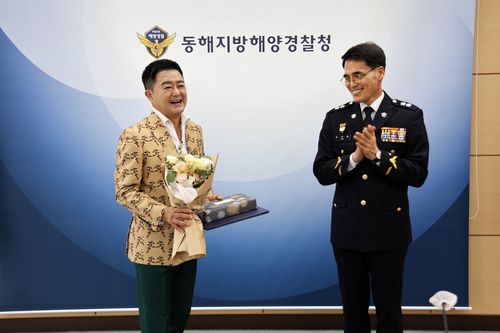 동해지방해양경찰청, 진시몬에 감사장 수여[동해지방해양경찰청 제공. 재판매 및 DB 금지]