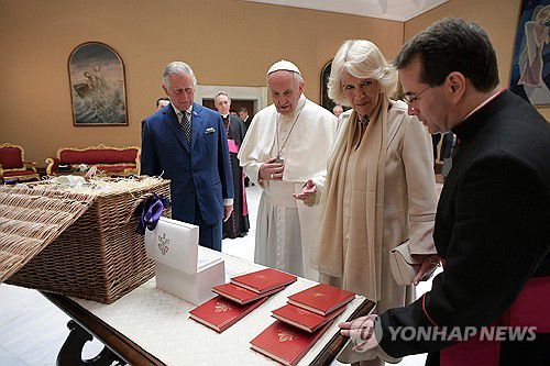 2017년 왕세자 시절 교황청을 방문한 찰스 3세와 전임 프란치스코 교황[AP 연합뉴스 자료사진 재판매 및 DB 금지]