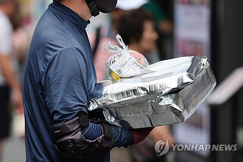 배달 이중가격에 외식물가 고공행진(서울=연합뉴스) 임화영 기자 = 29일 외식업계에 따르면 배달 중개 수수료와 배달비 부담 때문에 같은 음식이라도 매장 가격보다 배달 가격을 더 비싸게 받는 외식 업체나 점주들이 늘고 있다.     이런 가격 설정은 배달가격제 또는 이중가격제로 불린다.     맘스터치는 지난 2월 이후 상당수 매장이 배달 메뉴 가격을 평균 15% 인상했으며, 매출 1위 업체 bhc치킨은 서울 가맹점 3분의 2가 배달 앱에서 2천원 가량의 인상 폭으로 가격을 올렸다.     한국외식산업협회 관계자는 배달 매출 비중이 높은 업종의 물가 상승률이 높은 편이라고 설명하며 "손해를 보면서 영업할 수는 없으니 음식 가격을 올릴 수밖에 없고 외식 물가는 오르게 된다"고 말했다.      지난달 외식 물가는 1년 전보다 3.2% 상승하는 등 고공행진하고 있다.     사진은 29일 음식배달 플랫폼에서 주문된 배달음식. 2025.6.29 hwayoung7@yna.co.kr