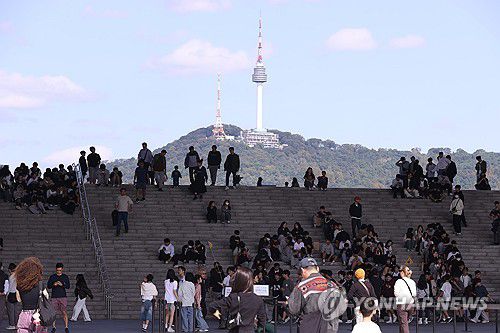국립중앙박물관 올해 관람객 500만명 돌파(서울=연합뉴스) 강민지 기자 = 국립중앙박물관은 올해 1월 1일부터 이달 15일까지 박물관을 찾은 관람객이 총 501만6천382명으로 잠정 집계됐다고 밝혔다. 연간 관람객이 500만명대를 기록한 건 1945년 박물관(당시 국립박물관) 개관 이후 처음이다. 사진은 17일 박물관을 찾은 관람객들 모습. 2025.10.17 mjkang@yna.co.kr