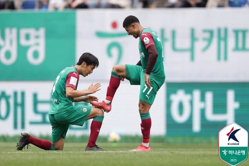 주앙 빅토르의 골을 도운 뒤 함께 세리머니 하는 대전 마사.[한국프로축구연맹 제공. 재판매 및 DB 금지]