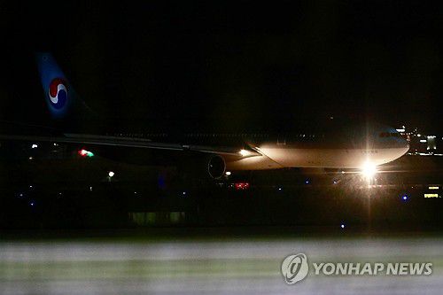 캄보디아서 이륙하는 전세기[EPA=연합뉴스. 재판매 및 DB 금지]