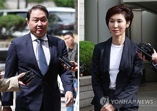 [2024결산] 연합뉴스 선정 10대 국내 뉴스 - 최태원-노소영 '세기의 이혼'(서울=연합뉴스) 최태원 SK 회장과 노소영 아트센터 나비 관장이 4월 16일 오후 서울 서초구 서울고등법원에서 열린 이혼 소송 항소심 공판에 출석한 모습. 2024.12.17  [연합뉴스 자료사진] ondol@yna.co.kr
