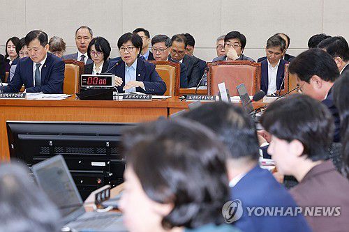 10월 14일 국감에서 질의에 답변하는 정은경 보건복지부 장관[연합뉴스 사진]