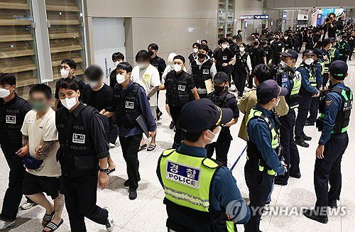 캄보디아에서 송환된 한국인 구금자들(영종도=연합뉴스) 김성민 기자 = 캄보디아 온라인 사기에 가담해 구금된 한국인들이 18일 오전 인천국제공항 제2터미널을 통해 송환되고 있다. 이날 송환에는 경찰 호송조 190여명이 투입됐다. 2025.10.18 ksm7976@yna.co.kr