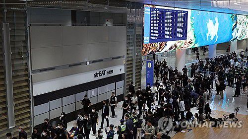 캄보디아에서 인천공항으로 호송된 한국인 구금자들(영종도=연합뉴스) 김성민 기자 = 캄보디아 온라인 사기에 가담해 구금된 한국인들이 18일 오전 인천국제공항 제2터미널을 통해 송환되고 있다. 이날 송환에는 경찰 호송조 190여명이 투입됐다. 2025.10.18 [공동취재] ksm7976@yna.co.kr