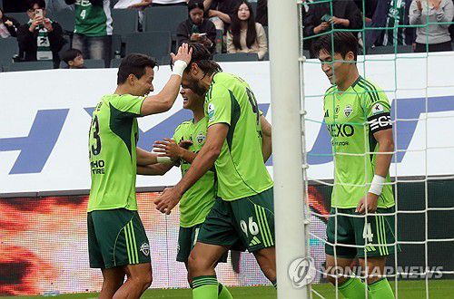 출발 좋은 전북 현대(전주=연합뉴스) 나보배 기자 = 18일 전북 전주월드컵경기장에서 열린 2025 하나은행 K리그1 최종전(33라운드) 전북 현대와 수원 FC의 경기. 전북 현대 콤파뇨가 선제골을 넣은 뒤 환호하고 있다. 2025.10.18 warm@yna.co.kr