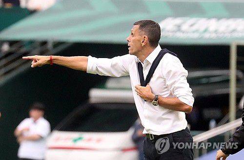 소리치는 거스 포옛 감독(전주=연합뉴스) 나보배 기자 = 18일 전북 전주월드컵경기장에서 열린 2025 하나은행 K리그1 전북 현대와 수원 FC의 경기. 전북 현대 거스 포옛 감독이 선수들에게 작전 지시를 하고 있다. 2025.10.18 warm@yna.co.kr