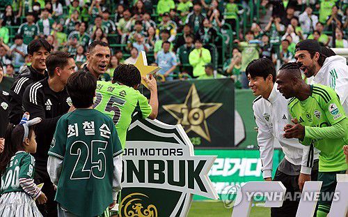 10번째 우승별 든 전북 현대 최철순(전주=연합뉴스) 나보배 기자 = 18일 전북 전주월드컵경기장에서 열린 2025 하나은행 K리그1 2025 풀리그 마지막 33라운드 경기에서 전북 현대가 수원 FC에 2대 0으로 이긴 후 10번째 우승별을 땄다. 우승을 확정한 뒤 최철순 선수가 우승별을 들고 있다. 2025.10.18 warm@yna.co.kr