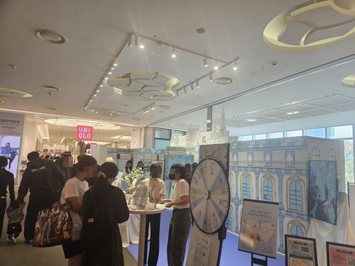 '2025 월드 웹툰 페스티벌'의 팝업스토어(서울=연합뉴스) 김경윤 기자 = 서울 송파구 잠실 롯데월드몰에서 19일 열린 '2025 월드 웹툰 페스티벌'. 웹툰 '재혼황후' 팝업스토어가 일반 매장 옆에 설치돼 있다. 2025.10.19 heeva@yna.co.kr