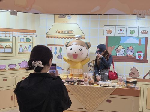 '마루는 강쥐' 팝업스토어 포토존에서 사진을 찍는 사람들[네이버웹툰 제공. 재판매 및 DB 금지]