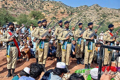 아프간·파키스탄 국경 충돌로 사망한 파키스탄 병사의 장례식 [AFP 연합뉴스 자료사진. 재판매 및 DB금지]