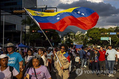 미군 병력 카리브해 배치 속 지난 6일 마두로 정권 지지하며 시위하는 베네수엘라 시민들[EPA 연합뉴스 자료사진. 재판매 및 DB 금지]