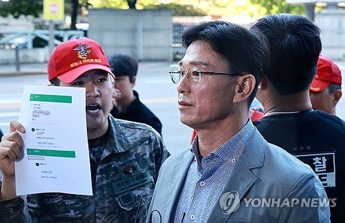 해병전우회 항의 받는 임성근 전 사단장(서울=연합뉴스) 홍해인 기자 = 임성근 전 해병대 1사단장이 11일 서울 서초구 순직해병특검 사무실 앞에서 특검팀과의 면담을 시도하다가 출입이 막힌 뒤 해병전우회원들의 항의를 받고 있다. 2025.9.11 hihong@yna.co.kr