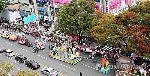 '2025 울산공업축제' 거리 퍼레이드(울산=연합뉴스) 16일 오후 울산시 남구 도로에서 '2025 울산공업축제' 거리 퍼레이드가 진행되고 있다. 2025.10.16 jjang23@yna.co.kr