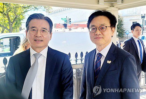 백악관 예산관리국 방문한 김용범 실장과 김정관 장관(워싱턴=연합뉴스) 조준형 특파원 = 김용범 대통령실 정책실장(왼쪽)과 김정관 산업통상부 장관이 16일(현지시간) 미국 백악관 예산관리국(OMB)을 방문하기 위해 워싱턴DC 백악관 아이젠하워 행정동을 방문했다.      김 실장과 김 장관은 한미 무역합의의 일환으로 추진중인 한미 조선협력 '마스가(MASGA·미국 조선업을 다시 위대하게) 프로젝트'에 대해 백악관 당국자들과 논의한 것으로 알려졌다. 2025.10.17 photo@yna.co.kr