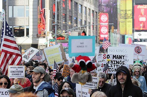 뉴욕 맨해튼 '노 킹스' 시위 참가자들(뉴욕=연합뉴스) 이지헌 특파원 = 18일(현지시간) 미국 뉴욕 맨해튼에서 도널드 트럼프 미 대통령에 반대하는 '노 킹스' 시위 참가자들이 피켓을 들고 행진하고 있다. 2025.10.18 pan@yna.co.kr