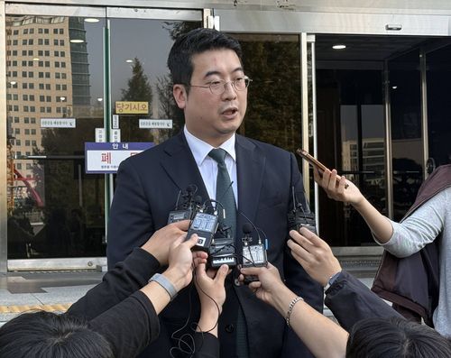 취재진 질문에 답하는 피해자 유족 측 김상남 변호사[독자 제공. 재판매 및 DB 금지]