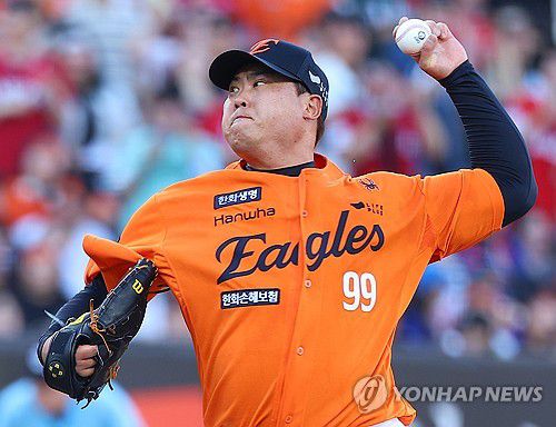 투구하는 류현진(대전=연합뉴스) 김도훈 기자 = 26일 대전 한화생명 볼파크에서 프로야구 2025 신한 SOL 뱅크 KBO리그 SSG 랜더스와 한화 이글스 경기. 1회초 한화 선발 류현진이 투구하고 있다.      류현진과 김광현의 데뷔 첫 선발 맞대결로 관심을 모았던 이날 경기는 6이닝 동안 2실점하며 팀의 9-3 승리를 견인한 김광현이 승리 투수가 되었다. 2025.7.26 superdoo82@yna.co.kr