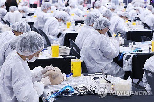 화려한 타투아트9월 15일 서울 강남구 SETEC에서 열린 'PTS문신 산업 박람회'(뷰티타투페어)에서 경연이 열리고 있다. [연합뉴스 자료사진]