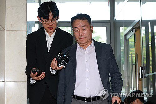 해병특검 피의자 조사 출석하는 김계환 전 해병대사령관(서울=연합뉴스) 신현우 기자 = 김계환 전 해병대사령관이 1일 피의자 신분으로 조사받기 위해 서울 서초구 이명현 순직해병 특별검사팀에 출석하고 있다. 2025.10.1 nowwego@yna.co.kr