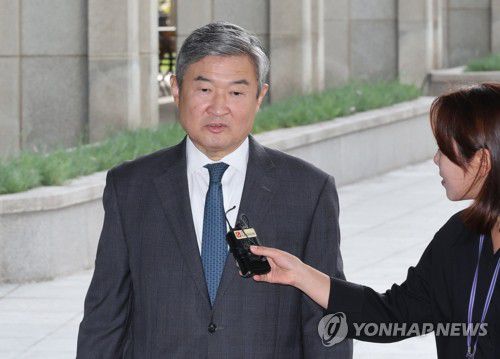 조태용 전 국정원장, 내란특검 2차 출석(서울=연합뉴스) 이진욱 기자 = 12ㆍ3 비상계엄 전후 상황 전반에 관여한 혐의를 받는 조태용 전 국정원장이 17일 서초구 서울고검에 마련된 조은석 내란특별검사팀 사무실에 피의자 신분으로 출석하고 있다. 2025.10.17 cityboy@yna.co.kr