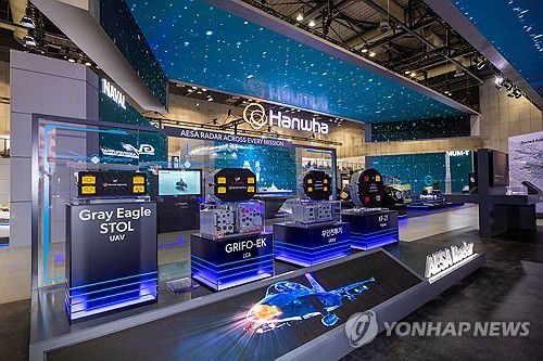 한화 방산 3사, ADEX 2025 참가(서울=연합뉴스) 한화시스템과 한화에어로스페이스, 한화오션이 킨텍스에서 열린 대한민국 최대 방산 전시회, '서울 국제항공우주 및 방위산업 전시회(ADEX) 2025'에 역대 최대 규모의 통합관을 운영한다고 20일 밝혔다. 사진은 한화시스템 AESA 레이다 풀 패키지. 2025.10.20 [한화시스템 제공. 재판매 및 DB 금지] photo@yna.co.kr