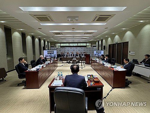 중국 상하이 총영사관서 열린 국정감사(상하이=연합뉴스) 정성조 특파원 = 20일 중국 상하이총영사관에서 국회 외교통상위원회 국정감사가 열리고 있다. 2025.10.20 xing@yna.co.kr