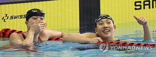 기록이 똑같아. 공동 1위(부산=공동 1위 '놀라워'연합뉴스) 강선배 기자 = 전다솜(안양시청·왼쪽)과 권세현(안양시청)이 20일 오후 부산 사직실내수영장에서 열린 제106회 전국체육대회 수영 여자 일반부 평영 200m 결승에서 공동 1위로 터치패드를 찍은 뒤 2분 25초 84의 같은 개인 신기록을 확인하며 기뻐하고 있다. 2025.10.20 sbkang@yna.co.kr