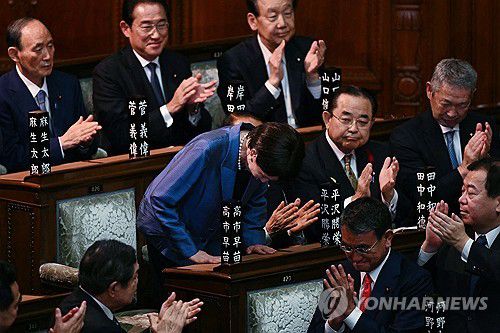 인사하는 다카이치 일본 총리(도쿄 AFP=연합뉴스) 다카이치 사나에 일본 총리가 21일 중의원(하원) 총리 지명선거 결과 발표 이후 인사를 하고 있다.