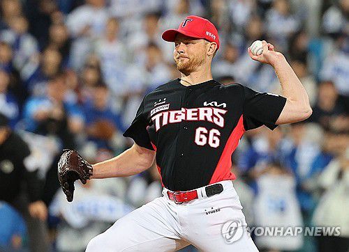 '강속구를 받아라'(대구=연합뉴스) 한종찬 기자 = 25일 오후 대구 삼성라이온즈파크에서 열린 2024 신한 SOL뱅크 KBO 포스트시즌 한국시리즈 3차전 삼성 라이온즈와 KIA 타이거즈의 경기. KIA 선발 라우어가 역투하고 있다. 2024.10.25 saba@yna.co.kr