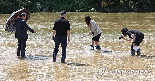 해병특검, 채상병 순직 장소 현장조사(예천=연합뉴스) 윤관식 기자 = 채상병 사건 외압·은폐 의혹을 수사하는 순직해병특검팀이 파견한 류관석·김숙정 특검보와 수 사관들이 14일 경북 예천군 호명읍 보문교 인근 내성천 채상병 순직 현장을 찾아 현장 조사를 하고 있다. 2025.8.14 psik@yna.co.kr