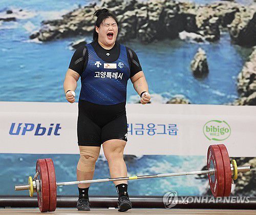 포효하는 박혜정(부산=연합뉴스) 강선배 기자 = 21일 부산 남구 국민체육센터 2관에서 열린 제106회 전국체육대회 역도 여자일반부 87kg 이상급에서 박혜정(고양시청)이 인상 3차 시기에서 123kg을 들어 올리고 포효하고 있다. 2025.10.21 sbkang@yna.co.kr