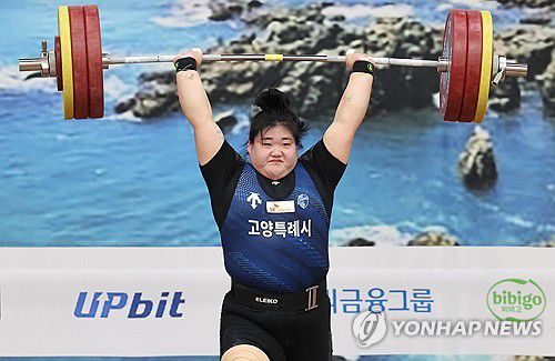 역도 87㎏+급 박혜정 용상(부산=연합뉴스) 강선배 기자 = 21일 부산 남구 국민체육센터 2관에서 열린 제106회 전국체육대회 역도 여자일반부 87kg 이상급 경기에 출전한 박혜정(고양시청)이 용상 2차 시기에서 155kg을 들어 올리고 있다. 2025.10.21 sbkang@yna.co.kr