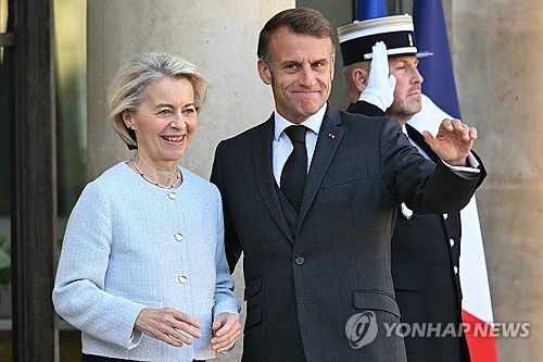 폰데어라이엔 EU 집행위원장과 마크롱 대통령[AFP 연합뉴스 자료사진. 재판매 및 DB 금지]
