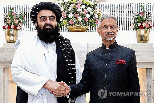 무타키 탈레반 정부 외무장관(왼쪽)과 자이샨카르 인도 외무장관[AFP 연합뉴스 자료사진. 재판매 및 DB 금지. 인도 외무부 제공]