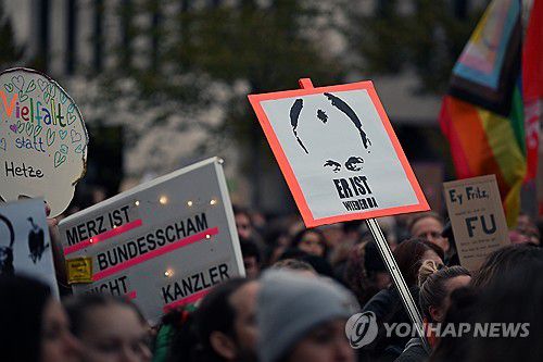CDU 당사 앞 메르츠 총리 규탄 시위[dpa via AP. 재판매 및 DB 금지]
