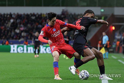 볼 경합 중인 이강인[EPA=연합뉴스]