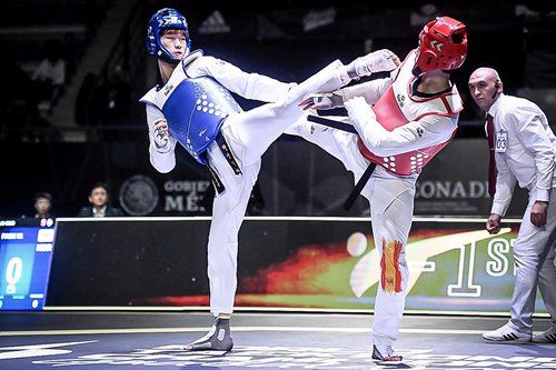 박우혁, 세계선수권 80㎏급서 금메달(서울=연합뉴스) 한국 태권도 중량급 기대주 박우혁(22·한국체대)이 15일(한국시간) 멕시코 과달라하라의 센트로 아쿠아티코에서 열린 2022 세계태권도연맹(WT) 세계선수권대회 첫날 남자 80㎏급 결승에서 욘 신타도 아르테체(스페인)를 라운드 점수 2-0(2-0 8-4)으로 꺾고 금메달을 목에 걸었다. 사진은 박주혁(왼쪽)의 남자 80㎏급 결승 결기 장면. 2022.11.15 [세계태권도연맹 제공. 재판매 및 DB 금지] photo@yna.co.kr
