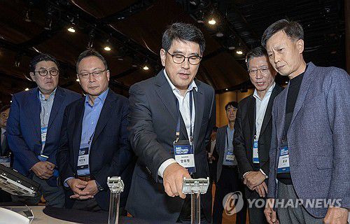 현대차·기아 '2024 R&D 테크데이'현대차·기아 R&D본부장 양희원 사장이 2024년 10월 23일 경기도 롤링힐스 호텔에서 열린 2024 R&D 협력사 테크 데이(Tech Day)'에서 최우수상 신기술 전시물을 살펴보고 있다. [현대차·기아 제공. 재판매 및 DB 금지]