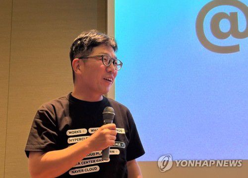 기자간담회서 발언하는 김유원 대표(오사카=연합뉴스) 김경희 기자 = 김유원 네이버클라우드 대표가 지난 9일 일본 오사카에서 열린 기자간담회에서 라인웍스 10주년 의미에 대해 발언하고 있다. 2025.7.10 kyunghee@yna.co.kr