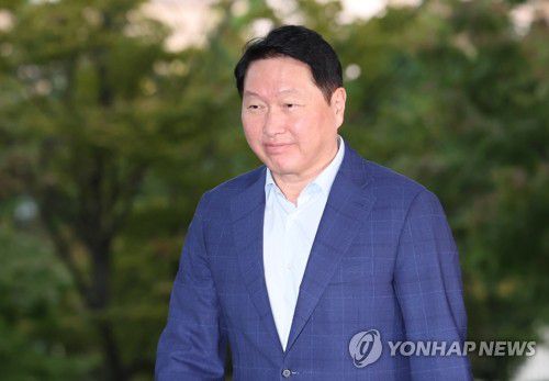 미국 비즈니스 리더 모임 참석차 출국하는 최태원 회장(서울=연합뉴스) 이동해 기자 = 최태원 SK그룹 회장이 16일 오후 미국 출장을 위해 서울 김포비즈니스항공센터를 통해 출국하고 있다.     최 회장은 손정의 소프트뱅크 회장의 초청으로 미국 플로리다주 마러라고 리조트에서 열리는 글로벌 비즈니스 리더 모임에 참석할 예정이다. 이번 모임에는 이재용 삼성전자 회장, 정의선 현대차그룹 회장, 구광모 LG 회장, 김동관 한화그룹 부회장 등도 함께하며, 초대형 AI 인프라 프로젝트 '스타게이트' 협력 방안을 논의할 것으로 알려졌다. 2025.10.16 eastsea@yna.co.kr