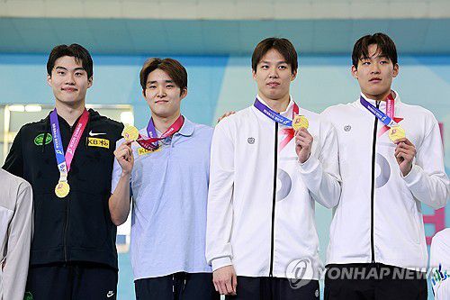 전국체전 계영 800m 1위 강원도청(부산=연합뉴스) 신현우 기자 = 19일 부산 아시아드주경기장에서 열린 제106회 전국체육대회 수영 남자 계영 800m에서 금메달을 딴 강원도청 선수들이 기념 촬영하고 있다. 왼쪽부터 황선우, 김우민, 양재훈, 김영범. 2025.10.19 nowwego@yna.co.kr