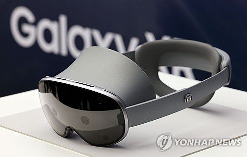 삼성전자, 확장현실 헤드셋 '갤럭시 XR' 출시(서울=연합뉴스) 한종찬 기자 = 22일 서울 서초구 삼성 강남에서 열린  '갤럭시 XR' 출시 행사에서 제품이 공개되고 있다. 갤럭시 XR은 삼성전자, 구글과 퀄컴이 함께 만든 첫 고성능 XR 기기다. 헤드셋을 착용하고 눈동자와 손, 목소리로 기기를 제어할 수 있다. 2025.10.22 saba@yna.co.kr