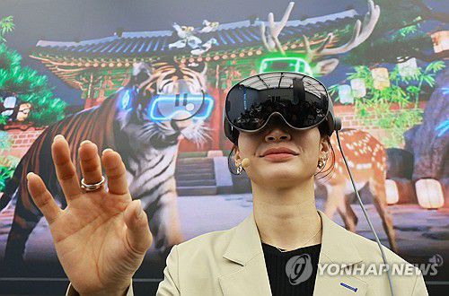 '갤럭시 XR'로 체험하는 확장현실(서울=연합뉴스) 한종찬 기자 = 22일 서울 서초구 삼성 강남에서 열린  '갤럭시 XR' 출시 행사에서 그룹 관계자가 제품을 시연하고 있다. 갤럭시 XR은 삼성전자, 구글과 퀄컴이 함께 만든 첫 고성능 XR 기기다. 헤드셋을 착용하고 눈동자와 손, 목소리로 기기를 제어할 수 있다. 2025.10.22 saba@yna.co.kr
