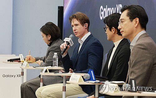 질문에 답하는 저스틴 페인 총괄(서울=연합뉴스) 한종찬 기자 = 저스틴 페인 구글 XR 제품관리 총괄이 22일 서울 서초구 삼성 강남에서 열린  '갤럭시 XR' 출시 미디어 브리핑에서 취재진 질문에 답하고 있다. 갤럭시 XR은 삼성전자, 구글과 퀄컴이 함께 만든 첫 고성능 XR 기기다. 헤드셋을 착용하고 눈동자와 손, 목소리로 기기를 제어할 수 있다. 2025.10.22 saba@yna.co.kr